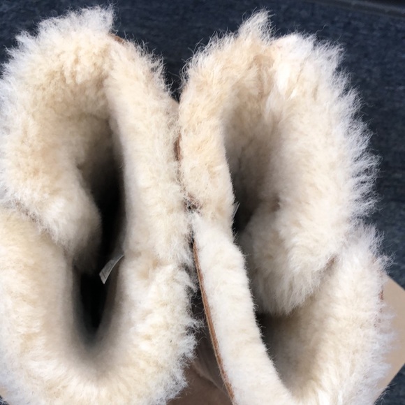 UGG K Bailey Button Triplet II, Size 5 - Picture 6 of 10